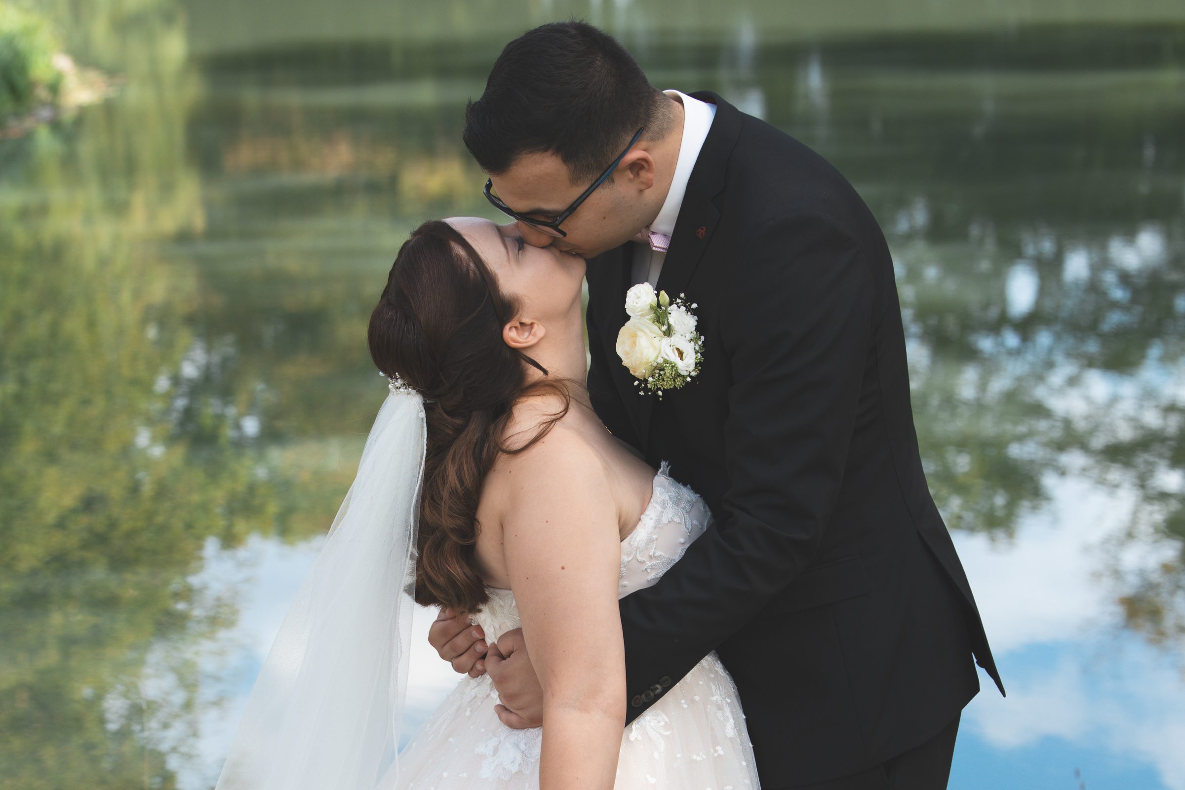 Jacqueline & Fabian küssen sich am Teich im Schlosspark Herrnsheim in Worms