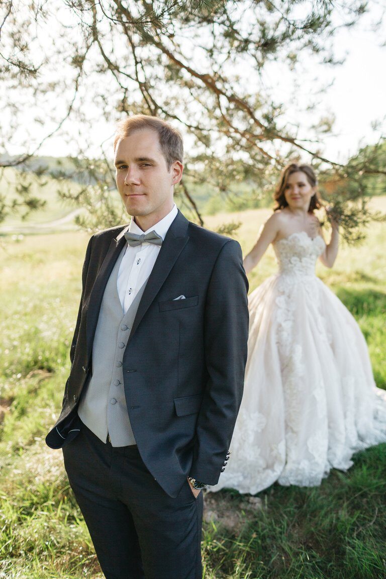 First Look — Bräutigam vor der Trauung