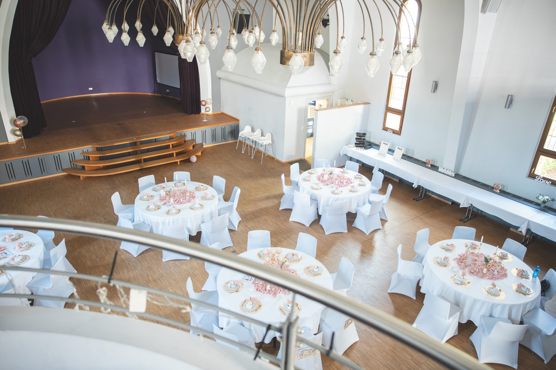 Festsaal der Kapelle in der Prinz-Carl-Anlage in Worms, gedeckt für die Hochzeitsfeier von Michelle & Christian