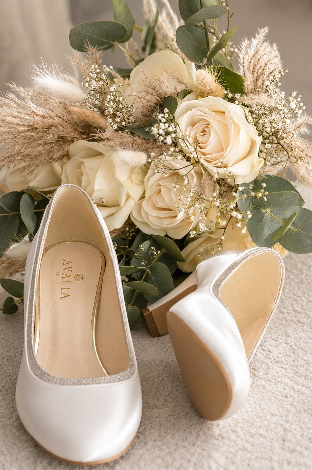 Vivi und Max — Detail 02 (Schmuck, Schuhe, Brautkleid)